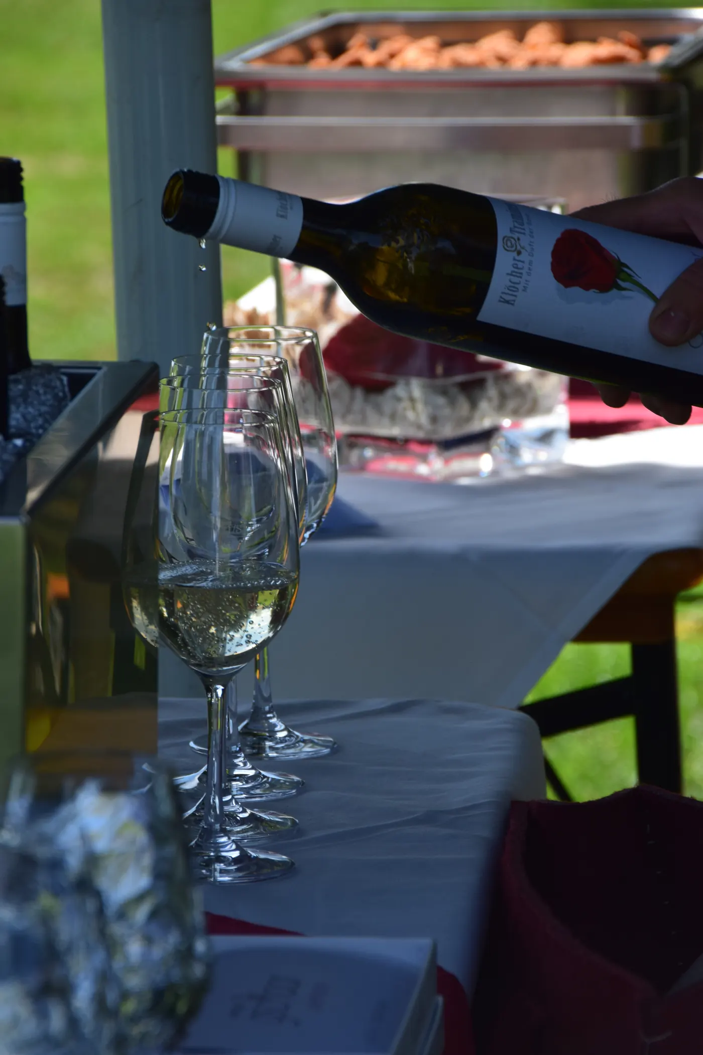 Weißwein wird an einer Station auf der Runde eingeschenkt
