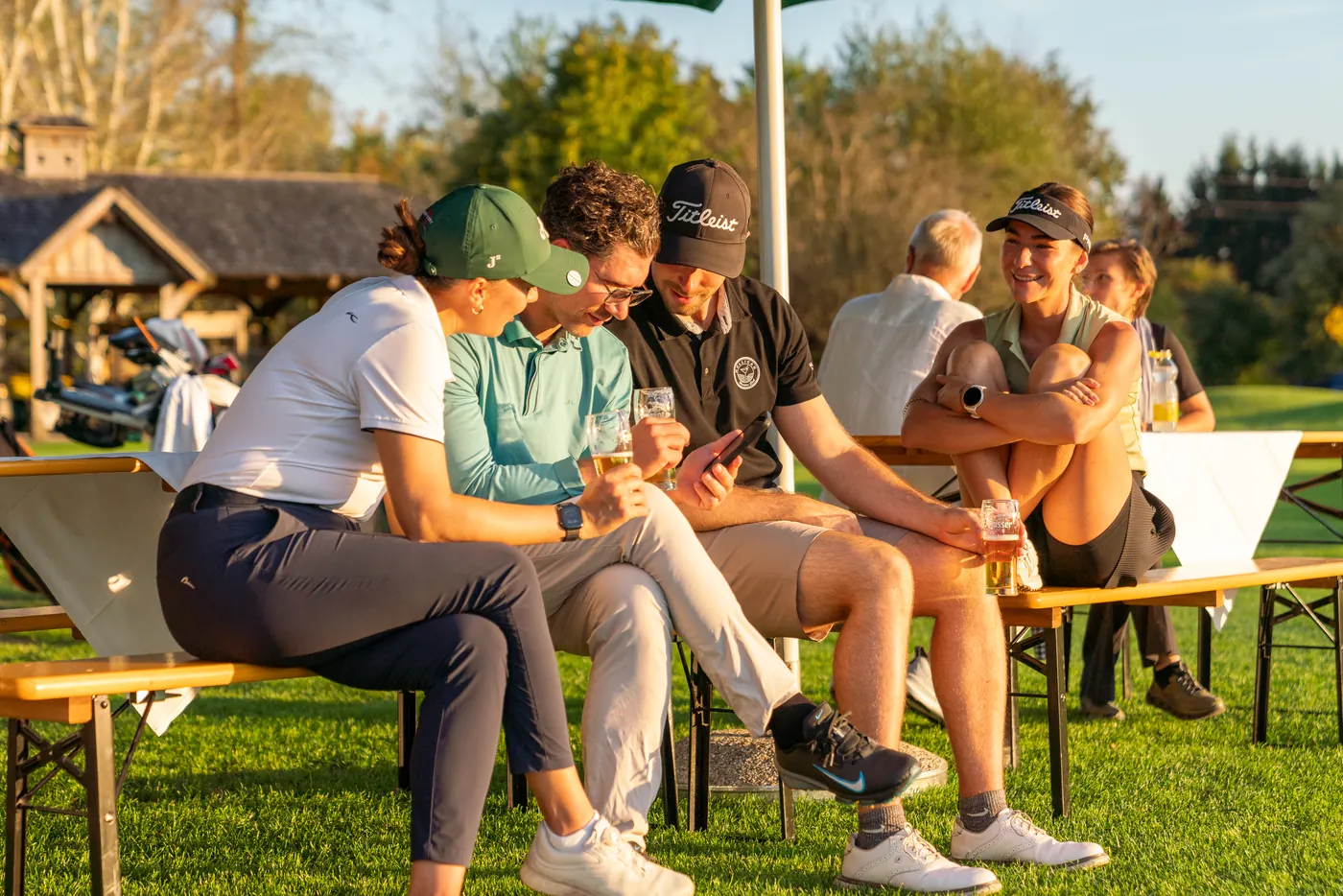Spielerinnen und Spieler nach der Runde in der Abendsonne