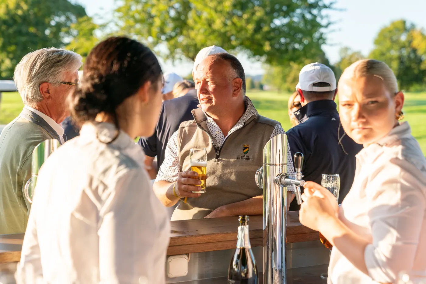 Weinverkostung an der Bar nach der Runde