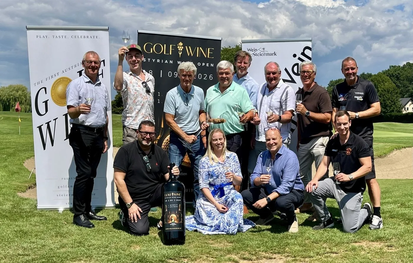 Die Jury des ersten Austrian Golf Wine vor den Roll-ups auf dem Golfplatz Gut Murstätten